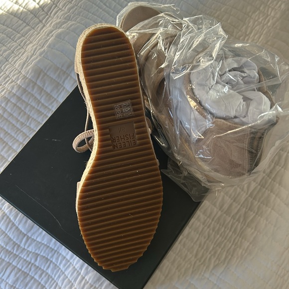 Never worn Gold Eileen Fisher Wedge size 8.5 - Picture 4 of 5